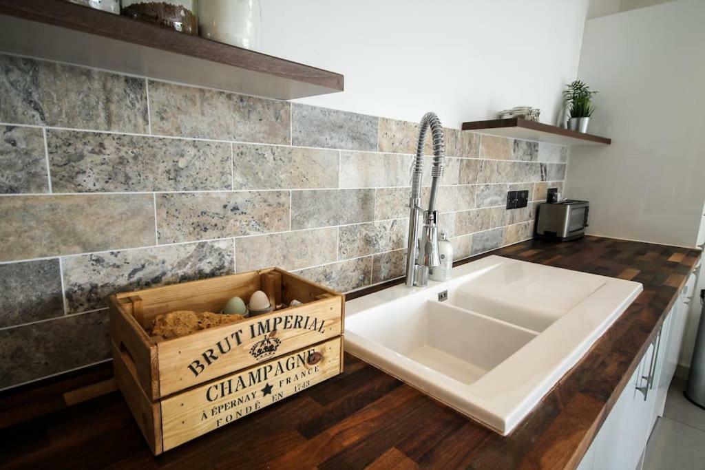 Clover Cottage Beeley Екстериор снимка